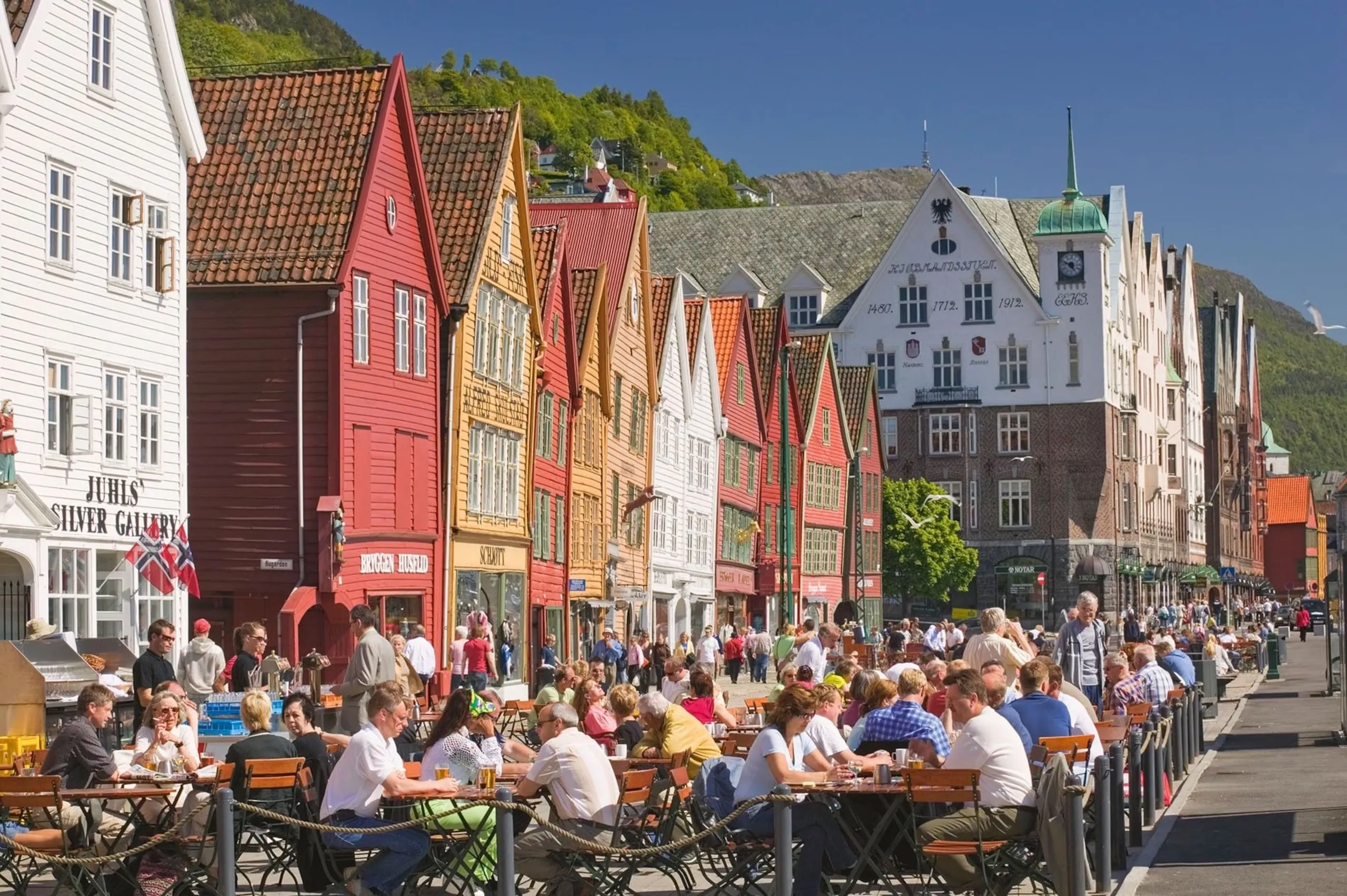 Bergen Bryggen waterfront and mountain scenery in Norja