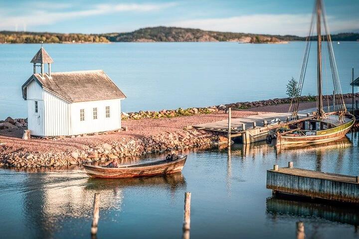Maarianhaminan ranta, venesatama ja värikäs kaupunki Ahvenanmaalla