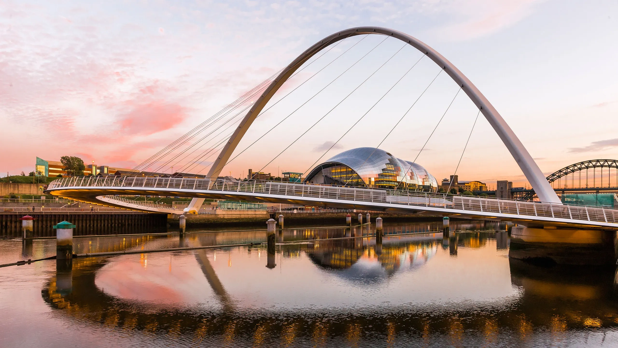 Newcastle upon Tyne bridges and Quayside cityscape in northeast Englanti