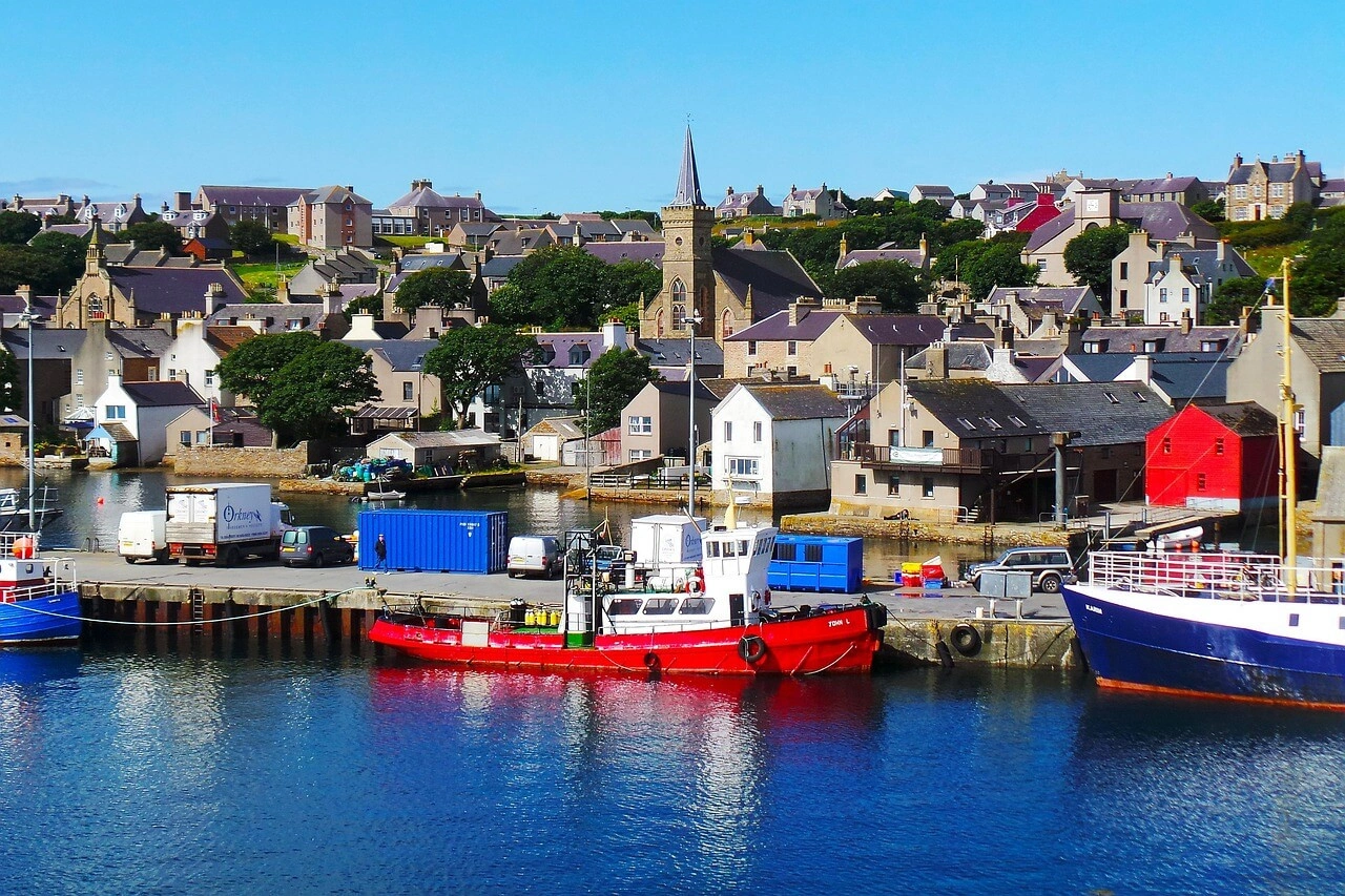 Scrabster harbour and rugged Caithness coastline in northern Skotlanti