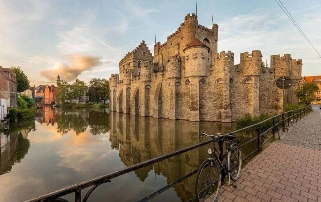 Zeebruggen ranta, venesatama ja Belgian Pohjanmeren rannikko Bruggen lähellä