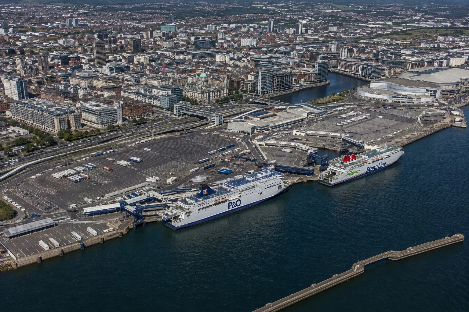 Belfast matkustajalauttaterminaali and harbour