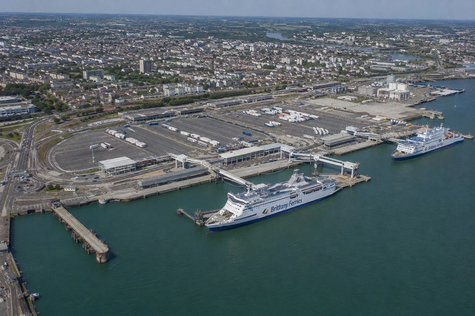 Ilmakuva lauttaterminaalista ja Portsmouth–Caen-reittiä palvelevista Brittany Ferriesin aluksista