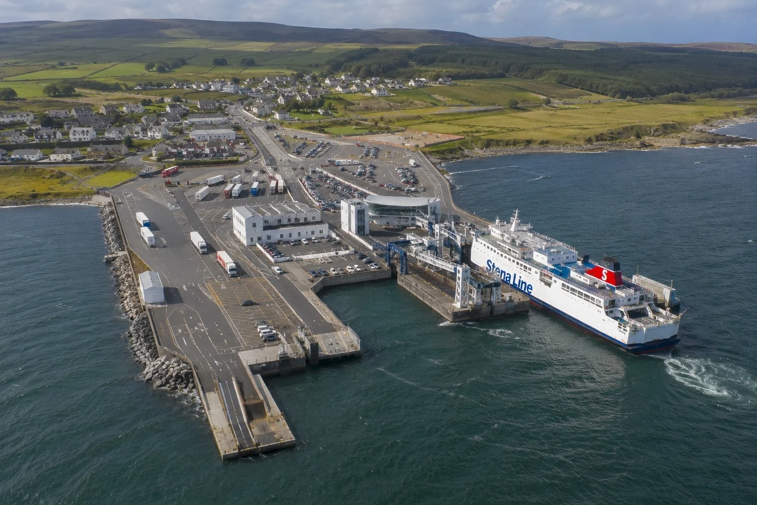 Cairnryan matkustajalautta terminal on Loch Ryan in Scotland