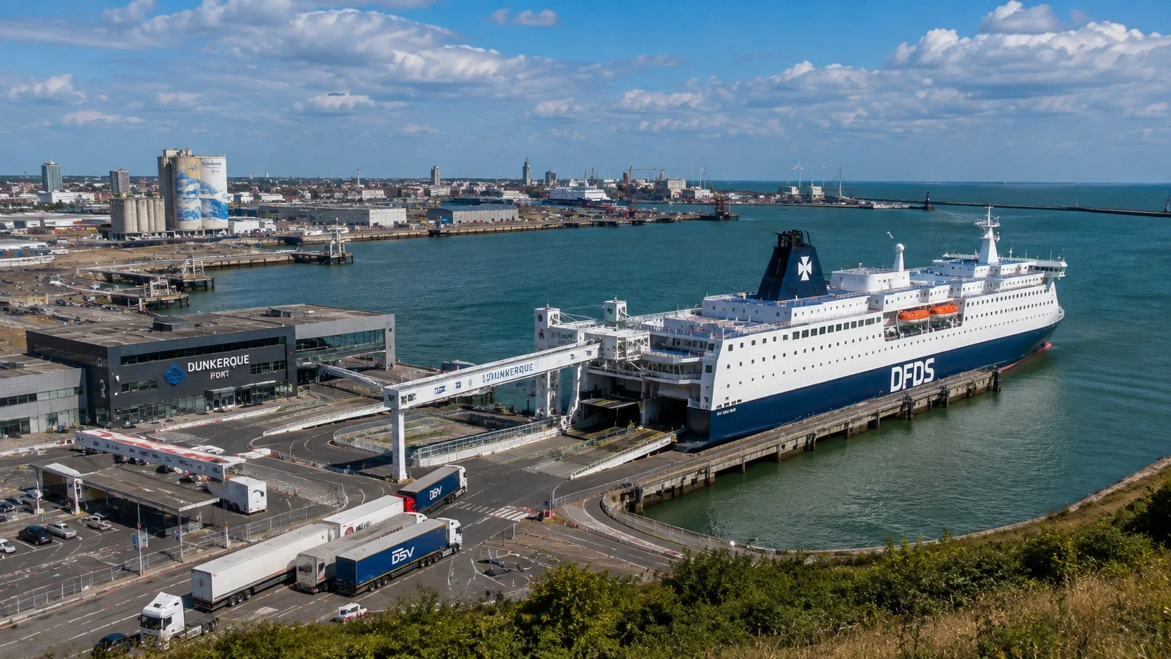 Ilmakuva Dunkirkin lauttasatamasta ja DFDS-lautasta terminaalissa