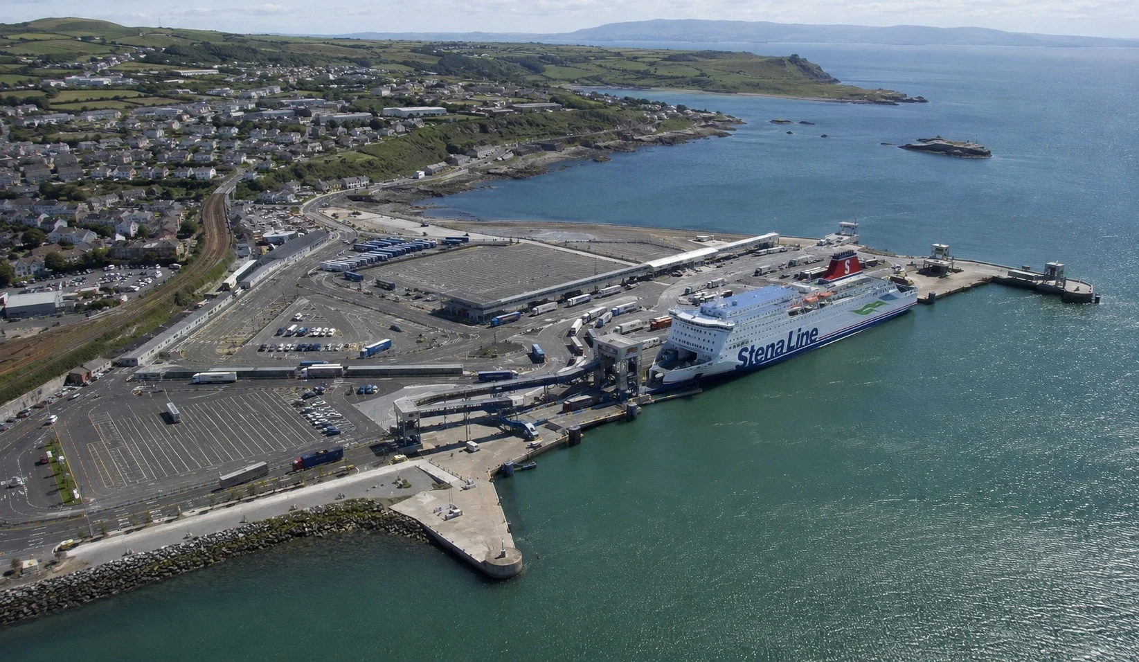 Holyhead matkustajalauttaterminaali and harbour on Anglesey