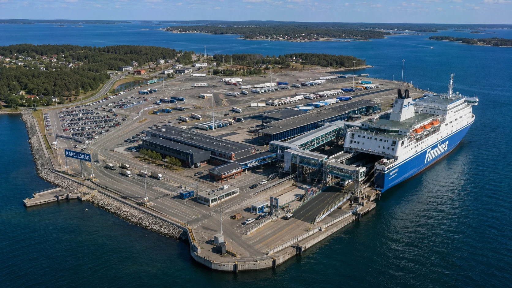 Matkustajalauttaterminaali Kapellskärin satamassa Ruotsissa