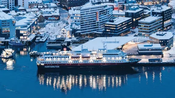 Hurtigrutenin alus Kirkkoniemessä Norjan arktisella rannikolla