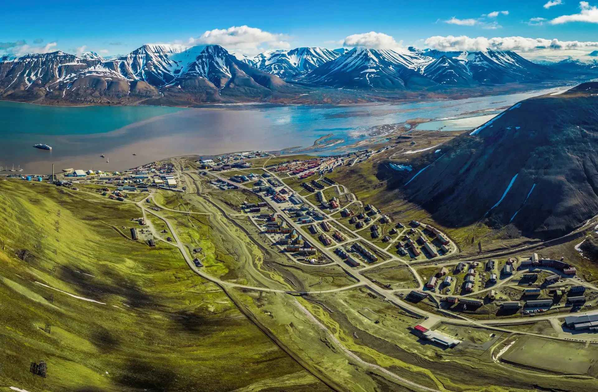 Longyearbyen ja ympäröivä Svalbardin maisema