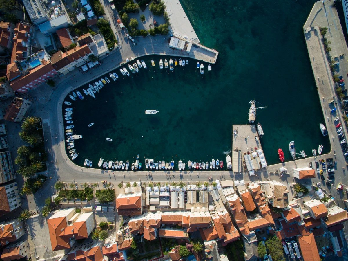Split–Supetar-reitin kohde ja jatkoyhteydet