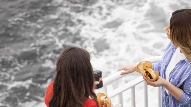 Matkustajia CalMac-lautta MV Clansmanin ulkokannella