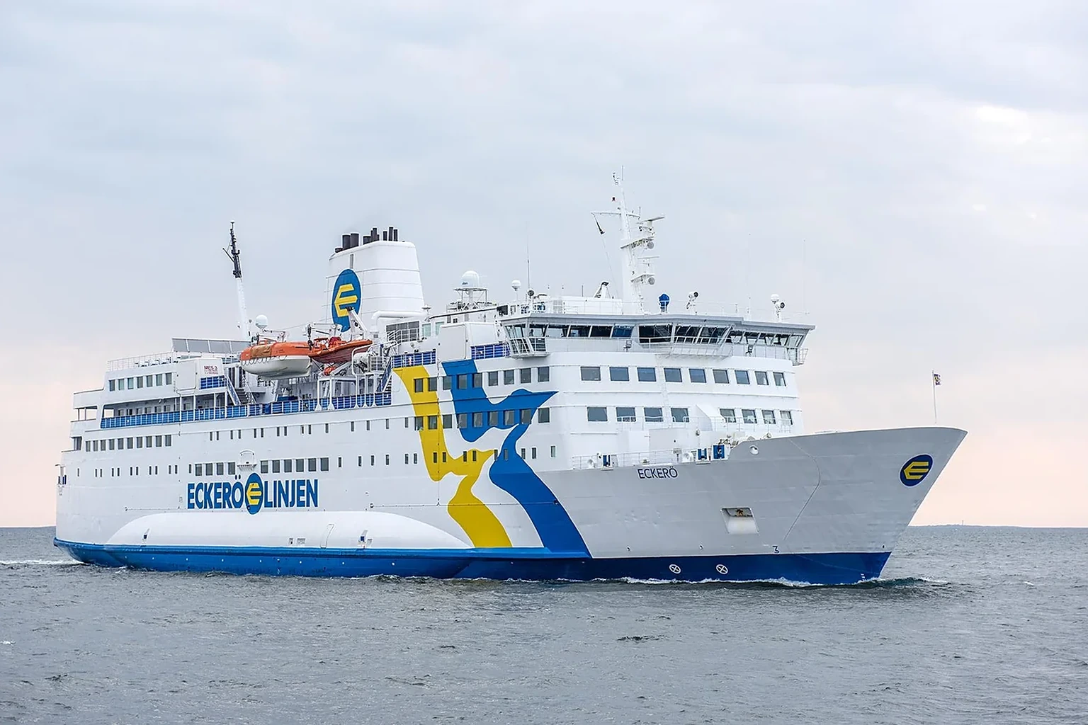 Eckerö Linjenin matkustaja- ja ajoneuvolautta Ahvenanmerellä