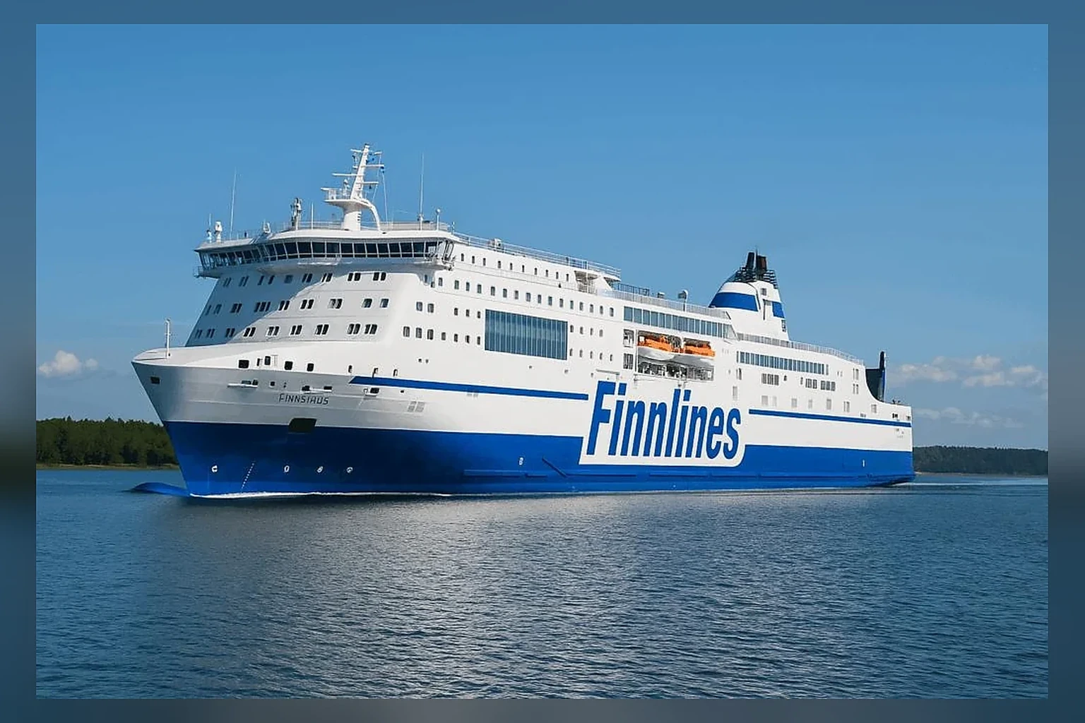 Finnlinesin matkustaja- ja ajoneuvolautta Itämerellä