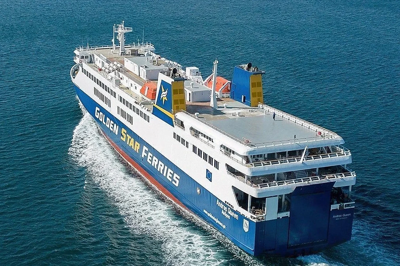 Golden Star Ferriesin matkustaja- ja ajoneuvolautta Kykladeilla