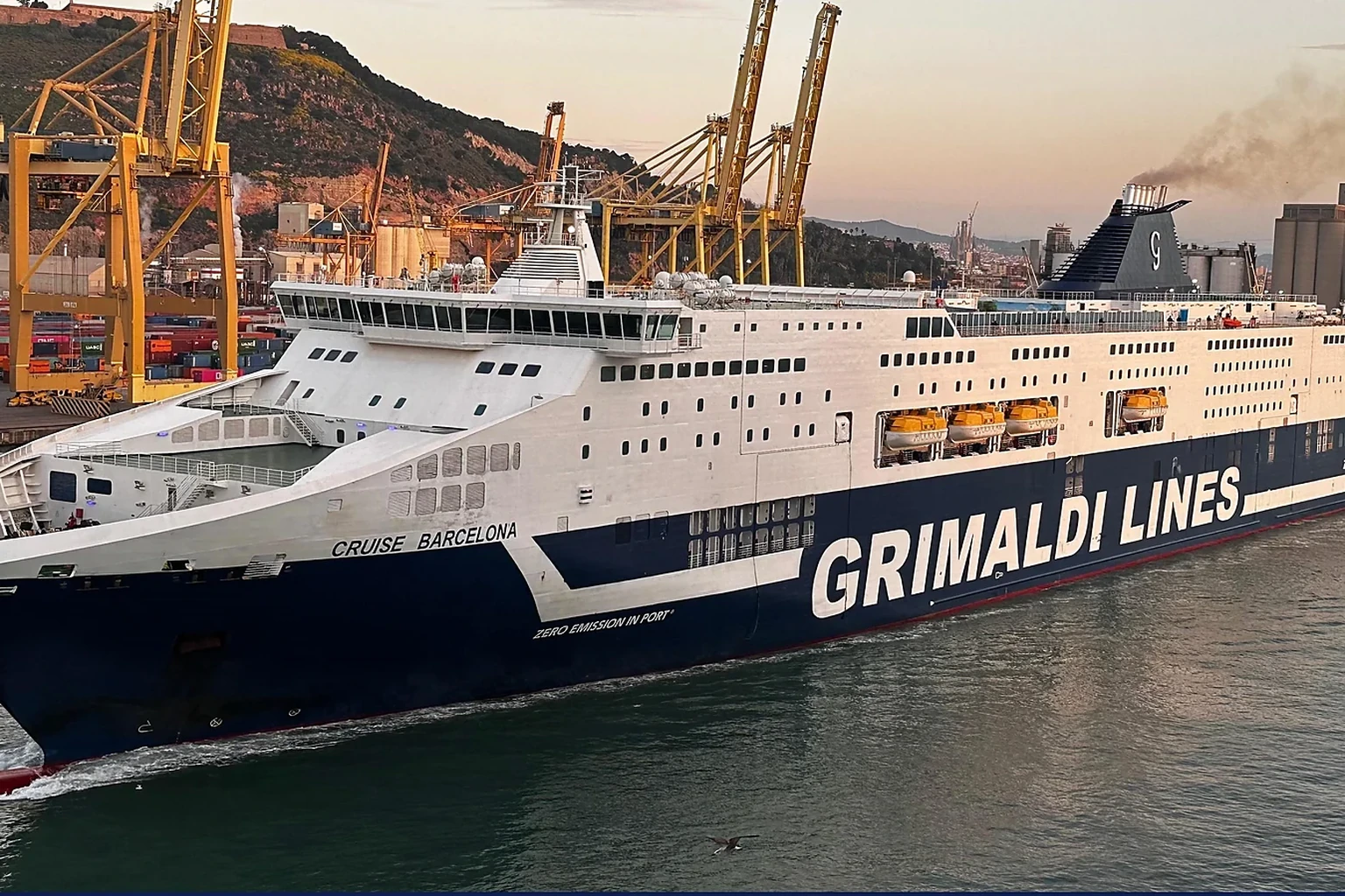 Grimaldi Linesin matkustajalautta Välimerellä