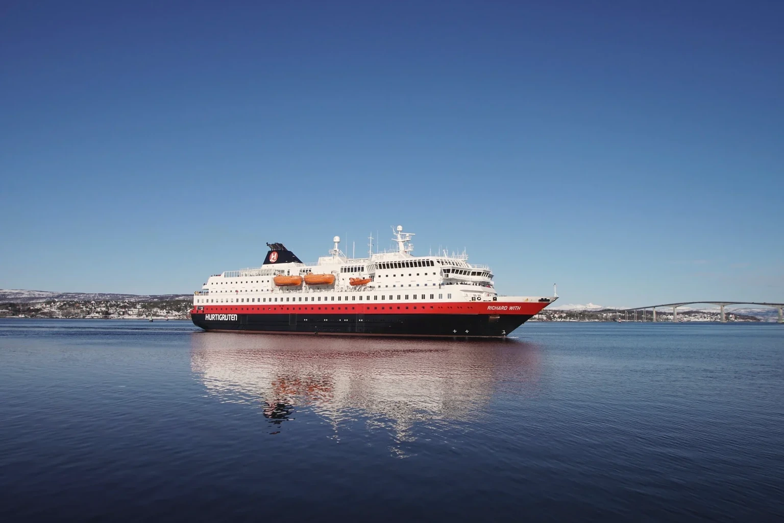 Hurtigruten Coastal Express -alus Norjan rannikolla