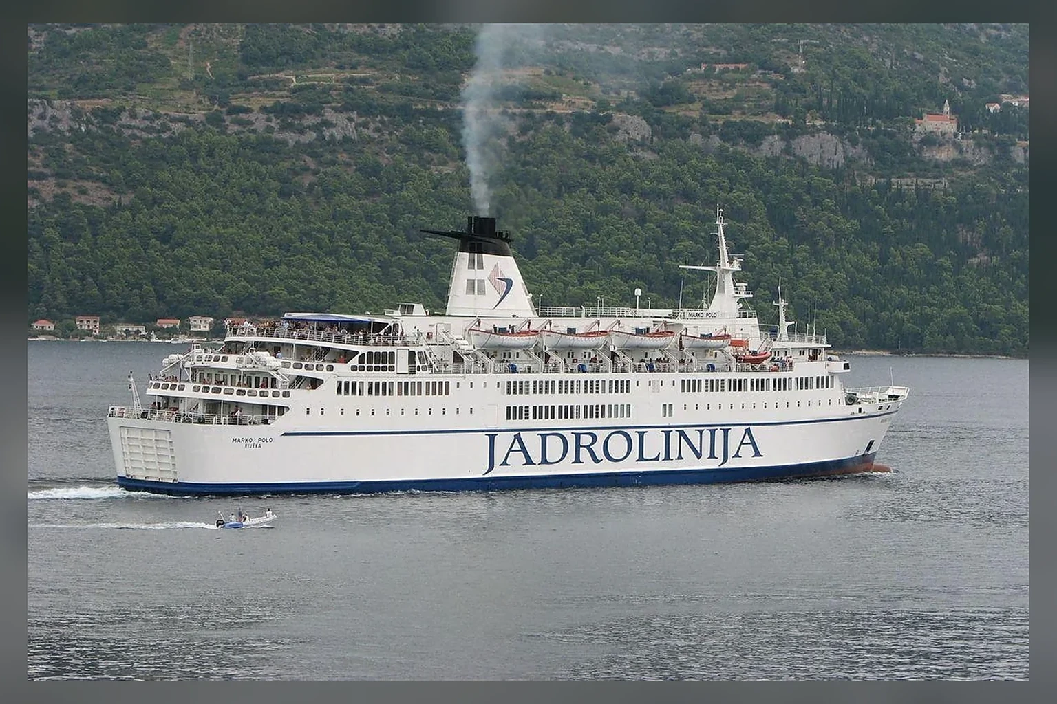 Jadrolinijan Dalmacija-lautta Adrianmerellä