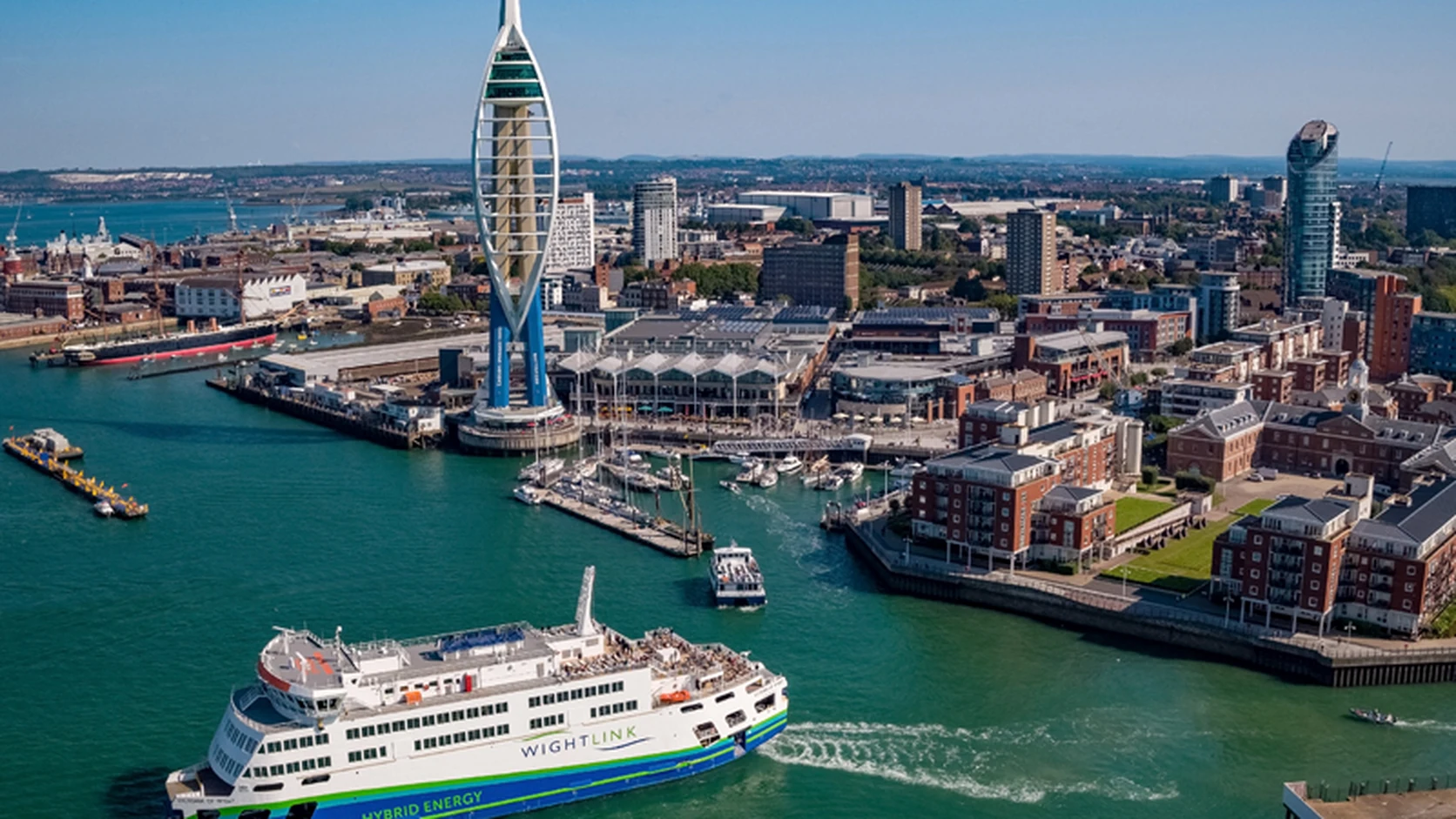 Wightlinkin lautta lähdössä Portsmouthista kaupunkirannan näkyessä taustalla