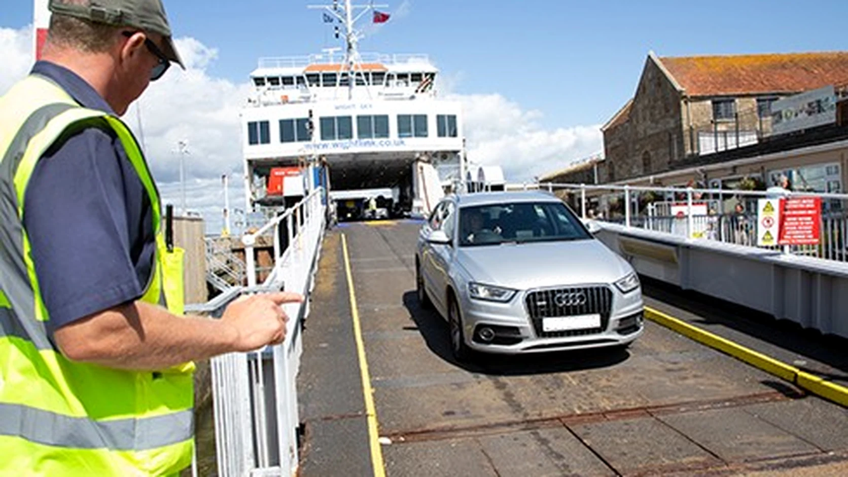Auto poistumassa Wightlinkin lautalta terminaalissa